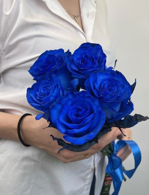 Синие розы 5шт, артикул F1398706 - 3125 рублей, доставка по городу. Flawery - доставка цветов