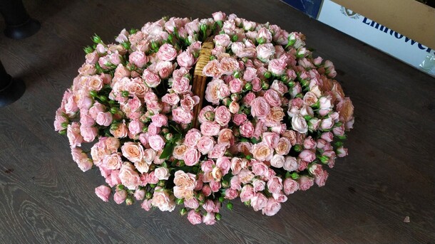 Корзина 101 кустовая роза, артикул F1400812 - 81070 рублей, доставка по городу. Flawery - доставка цветов