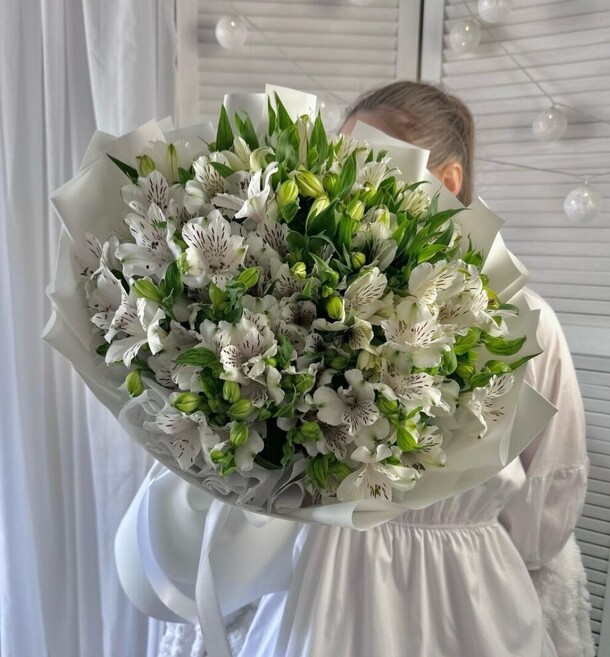 Букет белых альстермерии 17шт, артикул F1412110 - 8100 рублей, доставка по городу. Flawery - доставка цветов