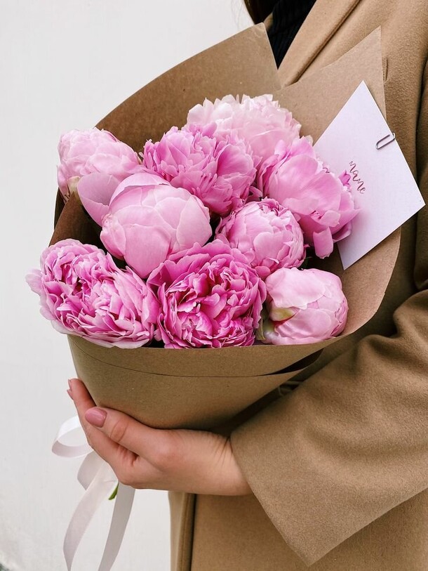 Букет пионов в крафте (9 шт), артикул F1428783 - 4100 рублей, доставка по городу. Flawery - доставка цветов