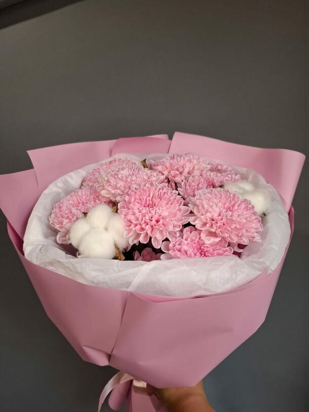 Букет из розовых хризантем и хлопка (3 шт), артикул F1462881 - 1450 рублей, доставка по городу. Flawery - доставка цветов