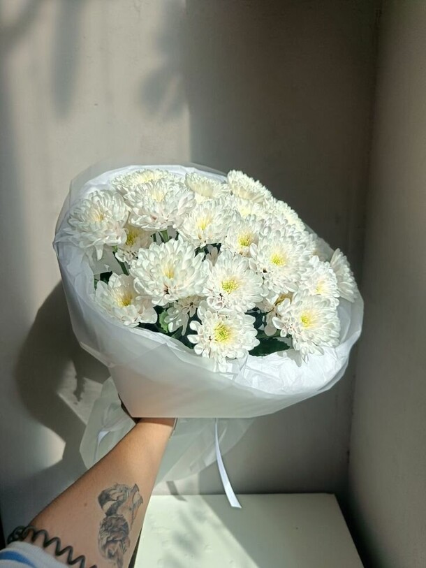 Букет из белых хризантем (5 шт), артикул F1462886 - 1990 рублей, доставка по городу. Flawery - доставка цветов