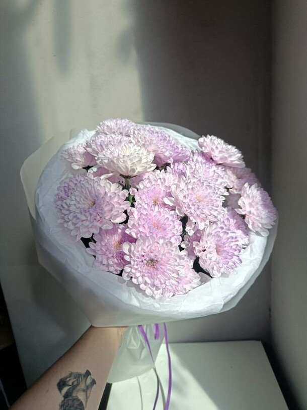 Букет из лиловых хризантем (5 шт), артикул F1462887 - 1990 рублей, доставка по городу. Flawery - доставка цветов