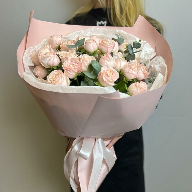 Букет из 9 кустовых-пионовидных роз с эвкалиптом, артикул F1366632 - 6100 рублей, доставка по городу. Flawery - доставка цветов