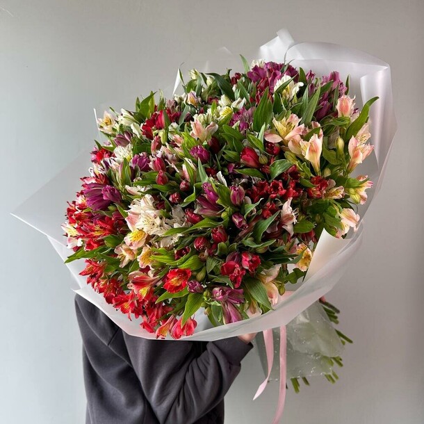 Букет 101 альстромерия, артикул F1366635 - 22273 рублей, доставка по городу. Flawery - доставка цветов