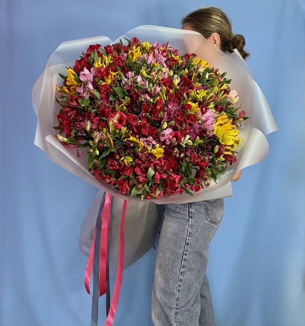 Огромный букет из 101 альстромерии 🔥🔥, артикул F1423571 - 17500 рублей, доставка по городу. Flawery - доставка цветов