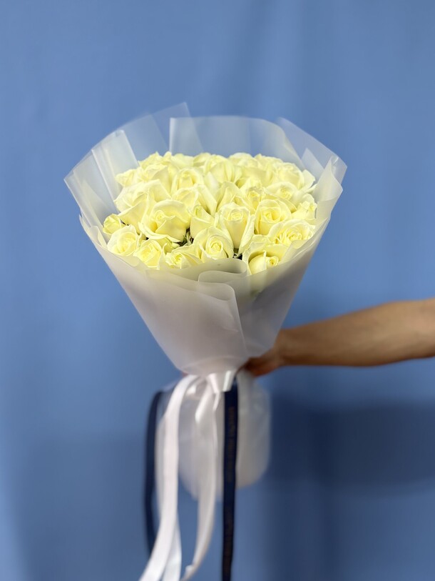Букет из 29 белых роз, артикул F1427059 - 5727 рублей, доставка по городу. Flawery - доставка цветов