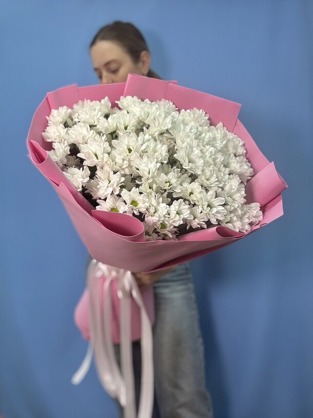 Букет кустовые хризантемы ромашки, артикул F1430425 - 5727 рублей, доставка по городу. Flawery - доставка цветов