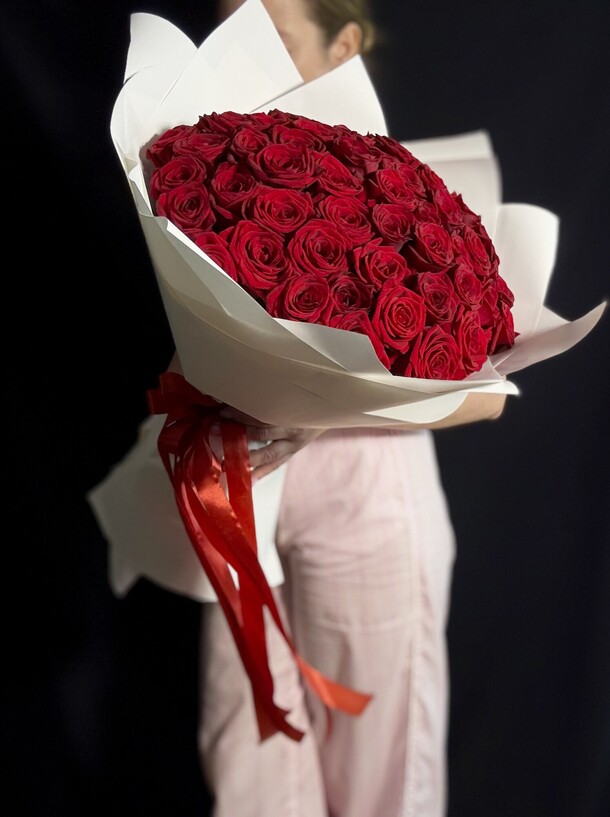 Букет красных роз 51, артикул F1448038 - 9909 рублей, доставка по городу. Flawery - доставка цветов
