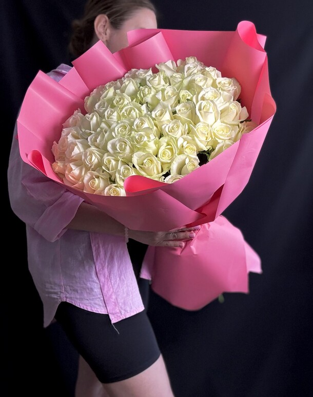 51 белая роза 60см, артикул F1448039 - 9909 рублей, доставка по городу. Flawery - доставка цветов