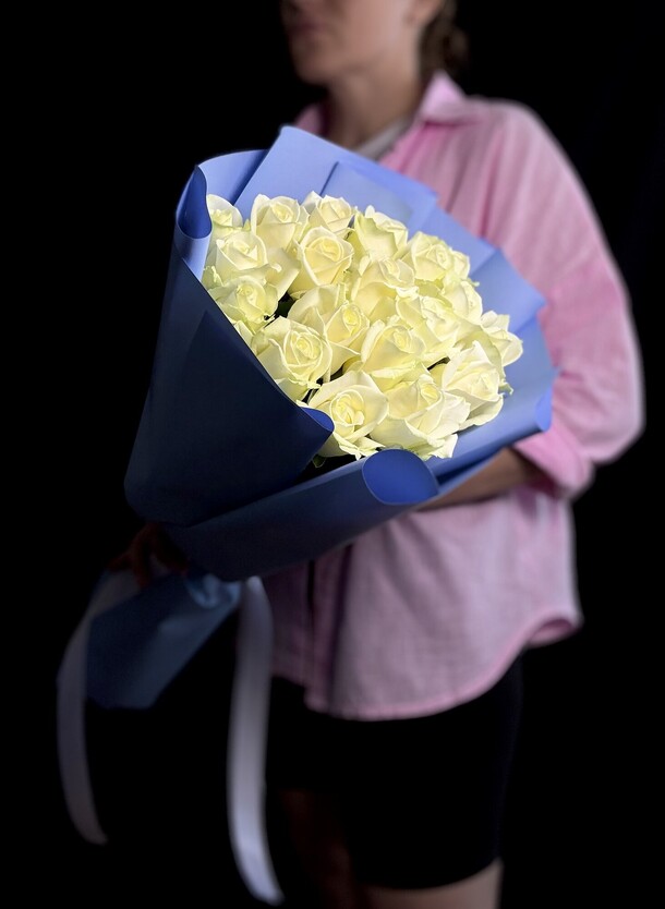 19 белых роз, артикул F1448040 - 5900 рублей, доставка по городу. Flawery - доставка цветов