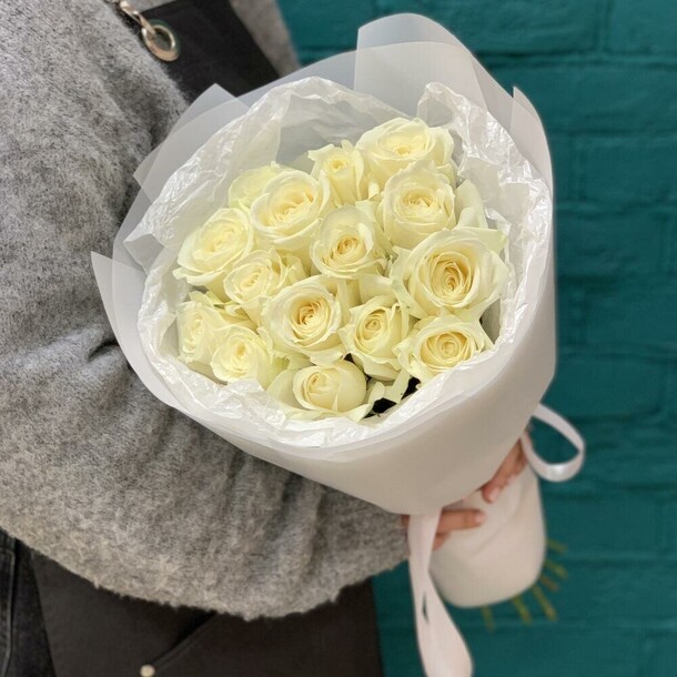 Воздушный букет из белых роз, артикул F1451114 - 5273 рублей, доставка по городу. Flawery - доставка цветов