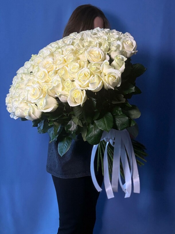 101 белая роза 70см, артикул F1491035 - 27273 рублей, доставка по городу. Flawery - доставка цветов