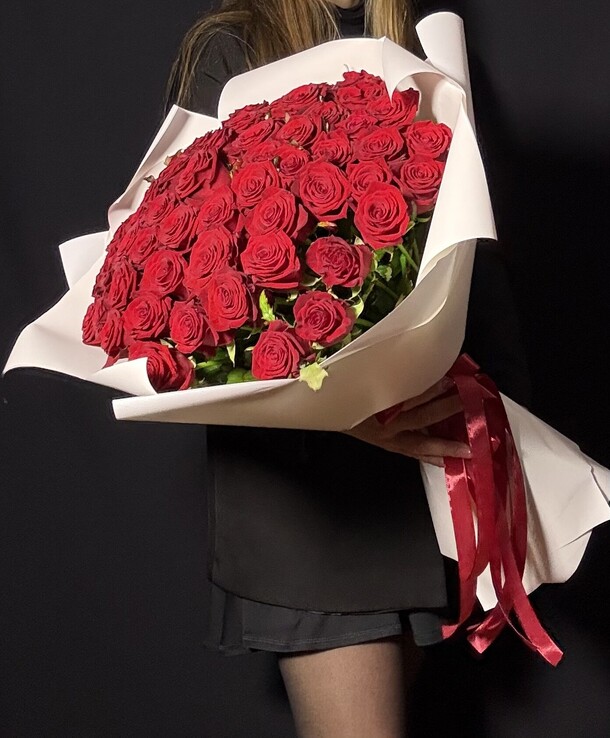 51 красная роза 60см, артикул F1494225 - 10727 рублей, доставка по городу. Flawery - доставка цветов