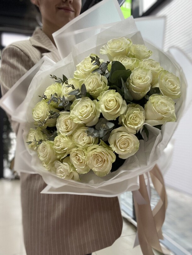 Белые розы с эвкалиптом, артикул F1373182 - 12000 рублей, доставка по городу. Flawery - доставка цветов