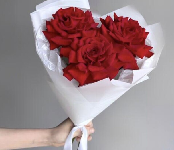 Букет с красными кружевными розами, артикул F1377998 - 2800 рублей, доставка по городу. Flawery - доставка цветов