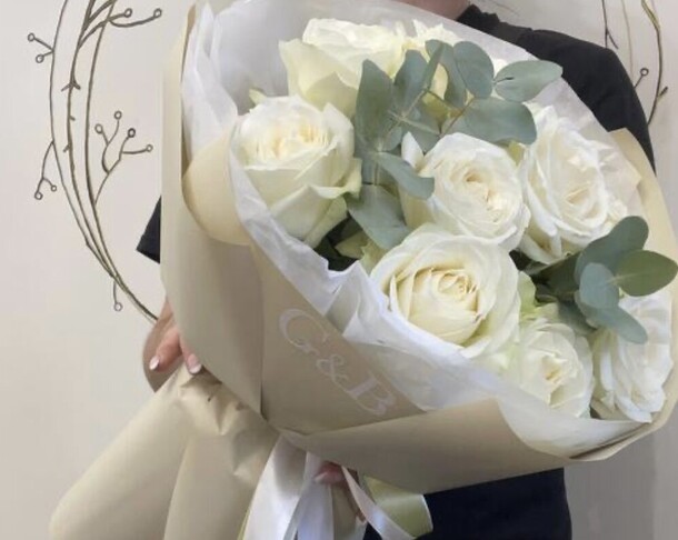 Белые розы с эвкалиптом, артикул F1378259 - 4350 рублей, доставка по городу. Flawery - доставка цветов