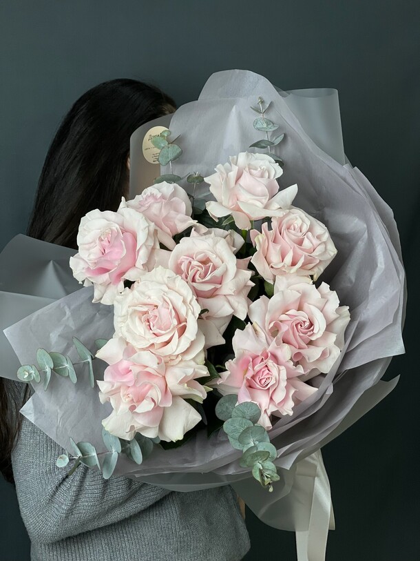 Объятия французских роз, артикул F1482973 - 5075 рублей, доставка по городу. Flawery - доставка цветов