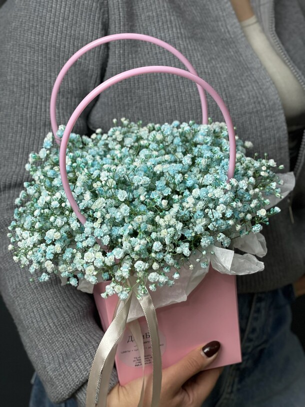 Сумочка с голубой гипсофилой, артикул F1482977 - 1890 рублей, доставка по городу. Flawery - доставка цветов