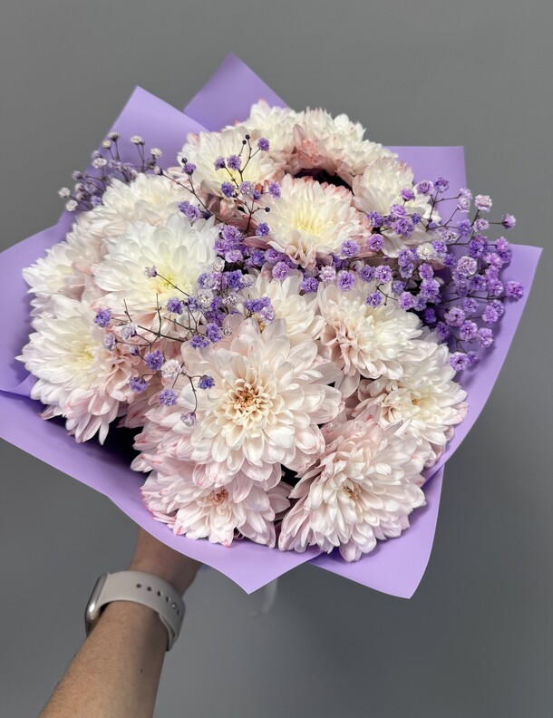 Букет из хризантем с гипсофилой, артикул F1351599 - 2500 рублей, доставка по городу. Flawery - доставка цветов