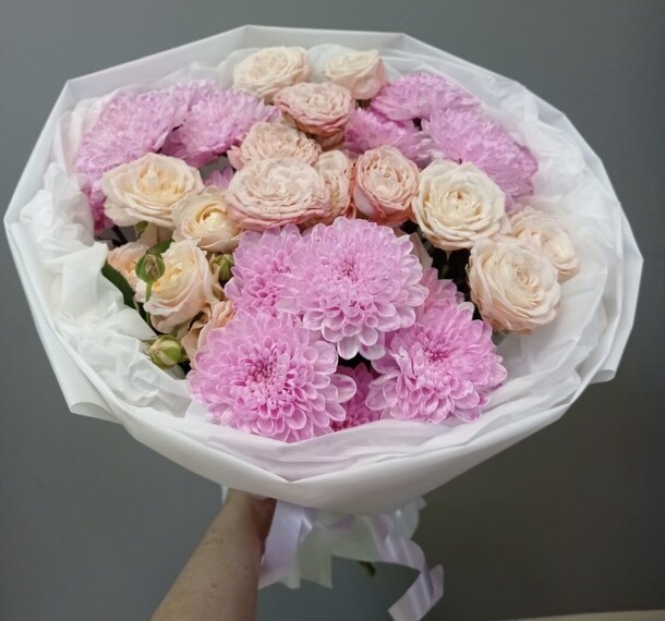 Букет кустовых роз и хризантем, артикул F1355872 - 6250 рублей, доставка по городу. Flawery - доставка цветов