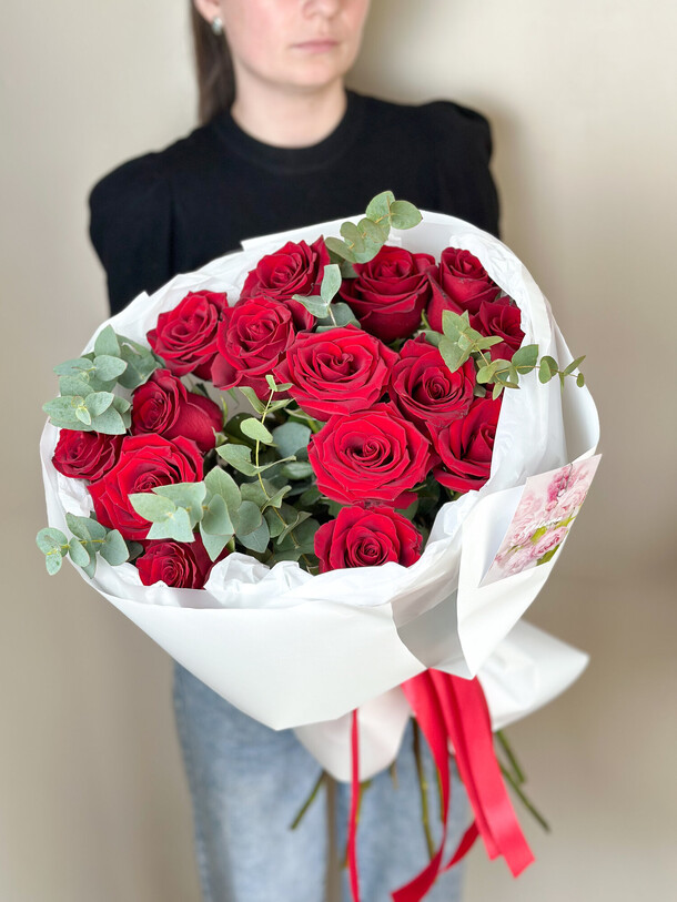 Букет бордовых роз с эвкалиптом, артикул F1403299 - 8525 рублей, доставка по городу. Flawery - доставка цветов