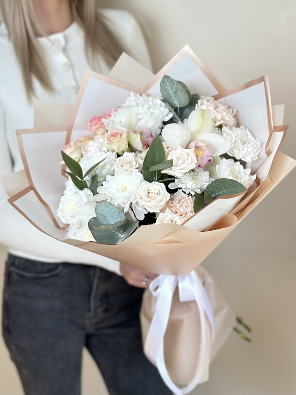 Сборный букет с орхидеей цимбидиум, артикул F1403318 - 6150 рублей, доставка по городу. Flawery - доставка цветов