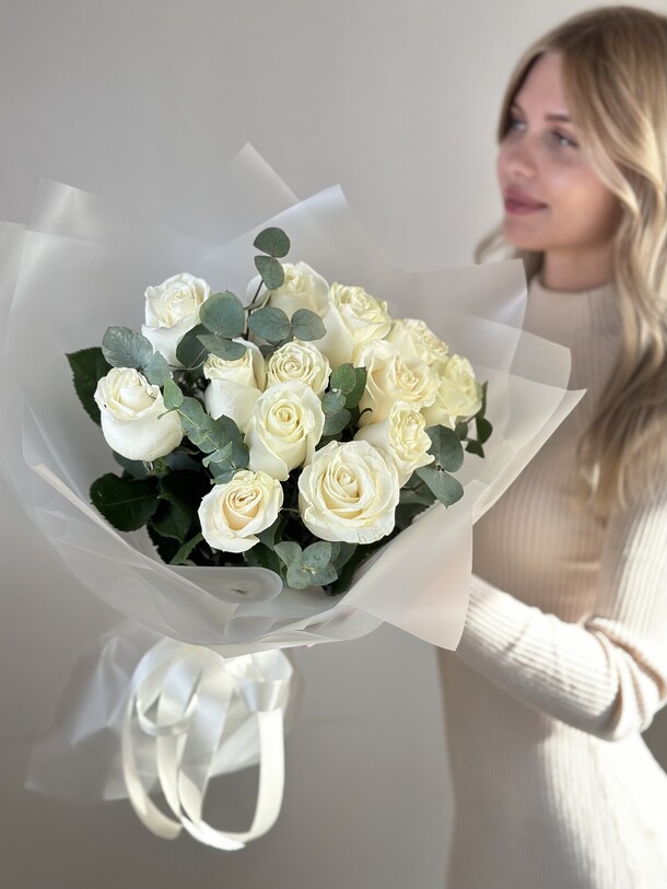 Букет белых роз с эвкалиптом, артикул F1403344 - 7535 рублей, доставка по городу. Flawery - доставка цветов