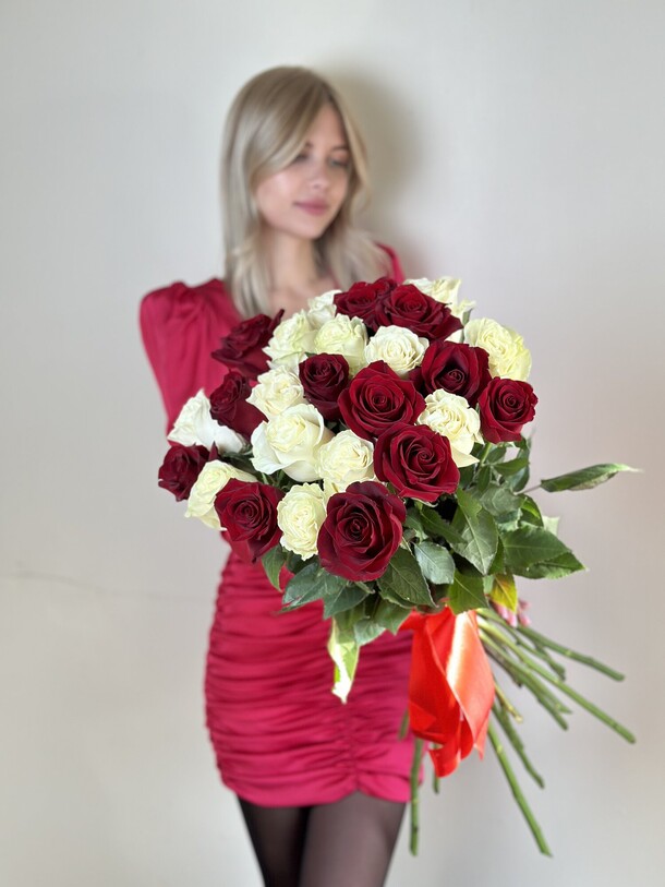 Букет из красных и белых роз, артикул F1403347 - 12045 рублей, доставка по городу. Flawery - доставка цветов