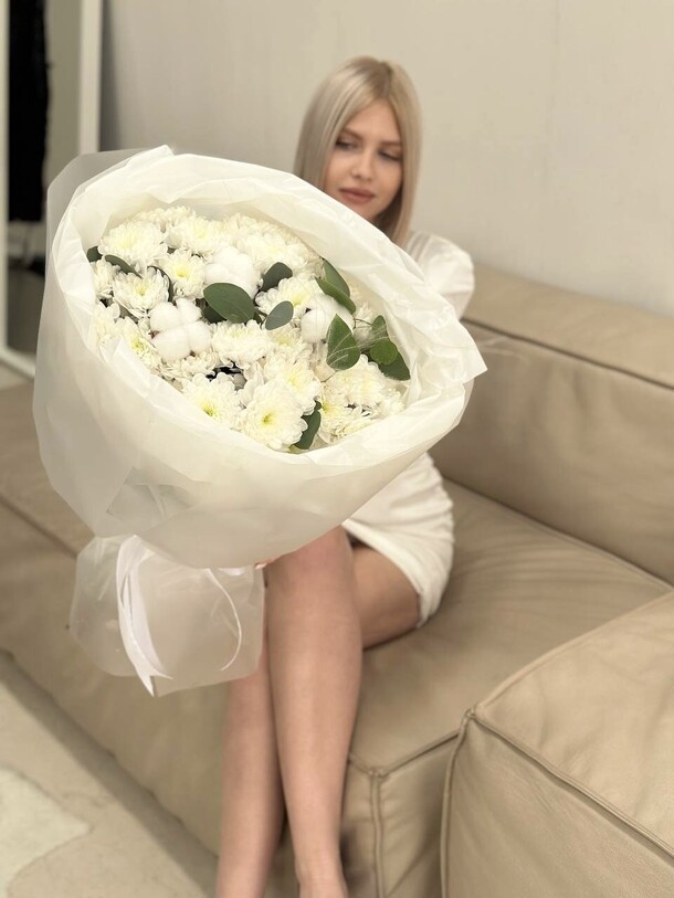 Букет хризантем «свежесть утра», артикул F1403403 - 5280 рублей, доставка по городу. Flawery - доставка цветов