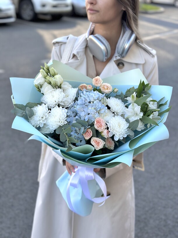 Сборный букет с голубой гортензией, артикул F1403424 - 6150 рублей, доставка по городу. Flawery - доставка цветов