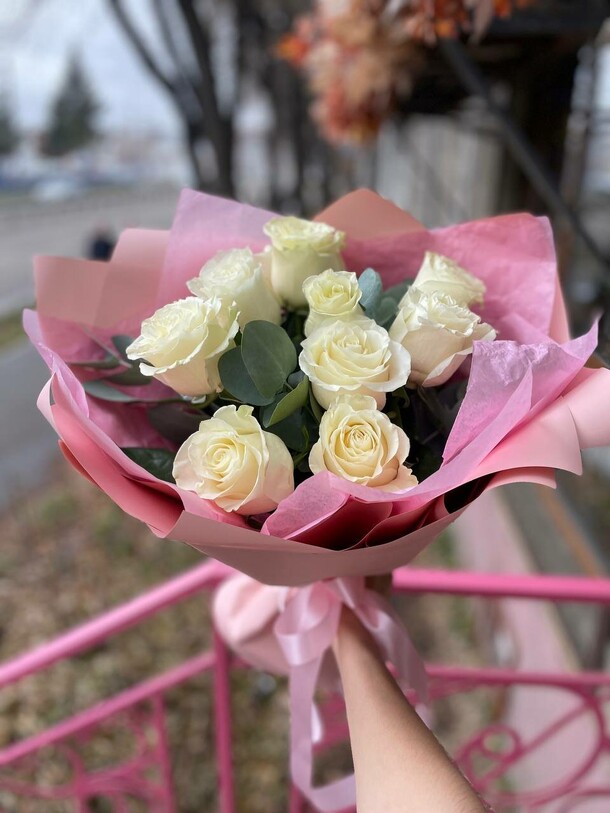 Букет 9 белых роз с эвкалиптом, артикул F1403448 - 5550 рублей, доставка по городу. Flawery - доставка цветов