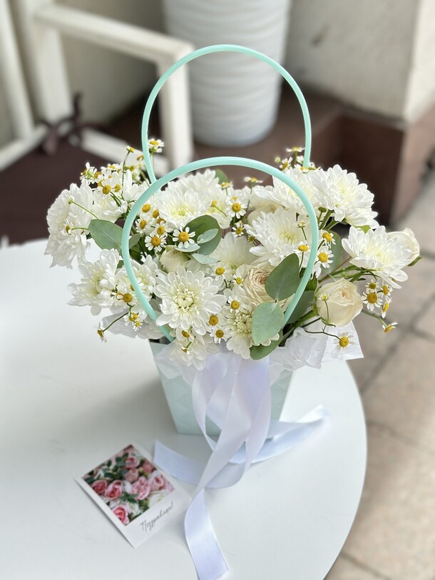 Сумочка «хризантемы с ромашками», артикул F1404082 - 4829 рублей, доставка по городу. Flawery - доставка цветов