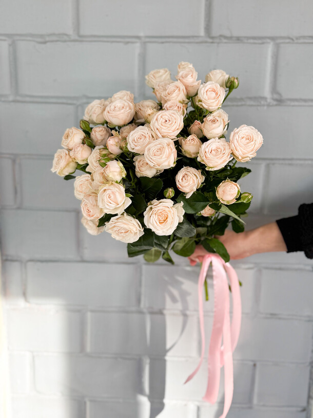 Букет из 7 кремовых кустовых роз, артикул F1404534 - 5665 рублей, доставка по городу. Flawery - доставка цветов