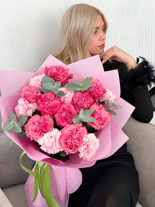 Букет с королевскими розами и диантусами, артикул F1473111 - 7425 рублей, доставка по городу. Flawery - доставка цветов