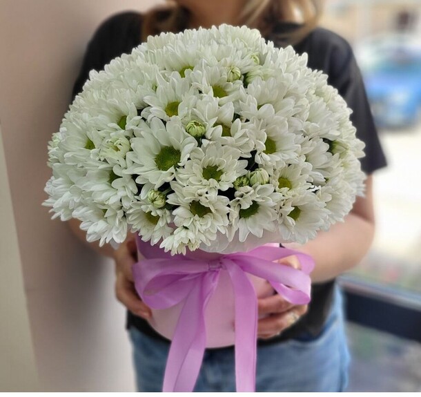 "ромашки" в шляпной коробке, артикул F1202159 - 6500 рублей, доставка по городу. Flawery - доставка цветов