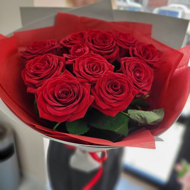 11 красных роз., артикул F1210743 - 2900 рублей, доставка по городу. Flawery - доставка цветов