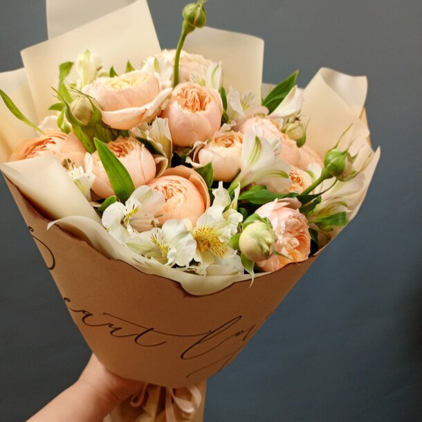 11 пионовидных роз с альстромерией, артикул F1288085 - 5500 рублей, доставка по городу. Flawery - доставка цветов