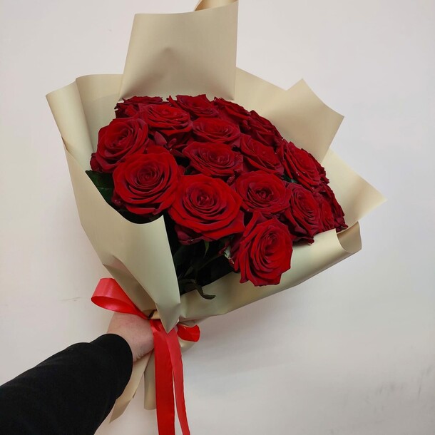 19 алых роз, артикул F1342884 - 3990 рублей, доставка по городу. Flawery - доставка цветов