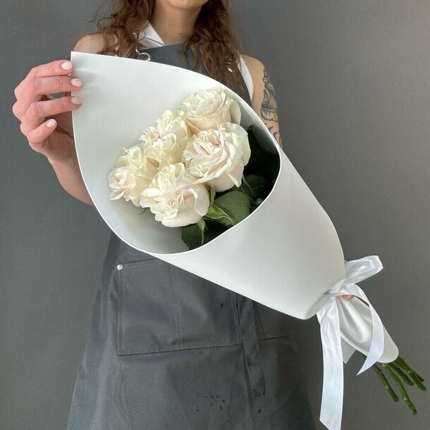 Букет из 5 белых роз, артикул F1534883 - 2320 рублей, доставка по городу. Flawery - доставка цветов