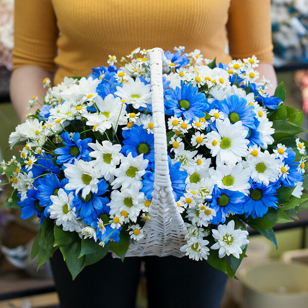 Корзинка с цветами "полевая", артикул F1064970 - 9900 рублей, доставка по городу. Flawery - доставка цветов