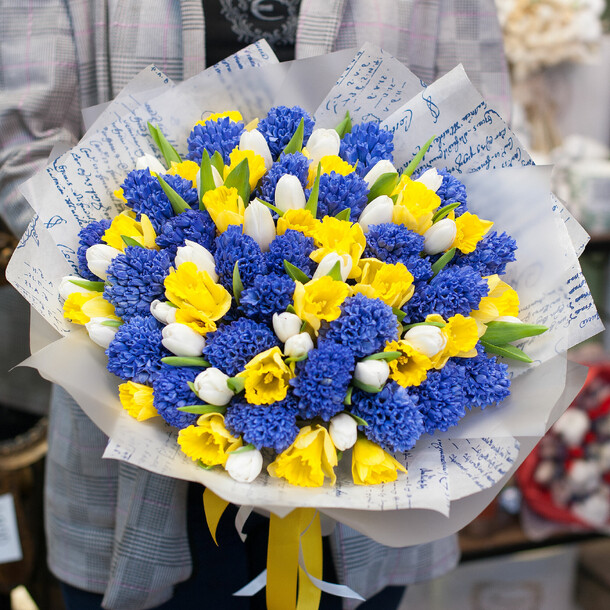 Букет цветов "весенний сад, артикул F106537 - 22000 рублей, доставка по городу. Flawery - доставка цветов