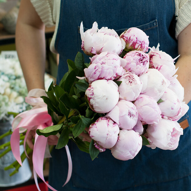 Букет пионов "betcy", артикул F1066678 - 17700 рублей, доставка по городу. Flawery - доставка цветов