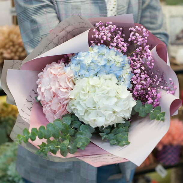 Букет цветов вера, надежда, любовь, артикул F1073566 - 6500 рублей, доставка по городу. Flawery - доставка цветов