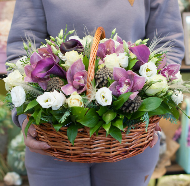 Корзинка с цветами "волшебный ноябрь", артикул F1079286 - 14500 рублей, доставка по городу. Flawery - доставка цветов