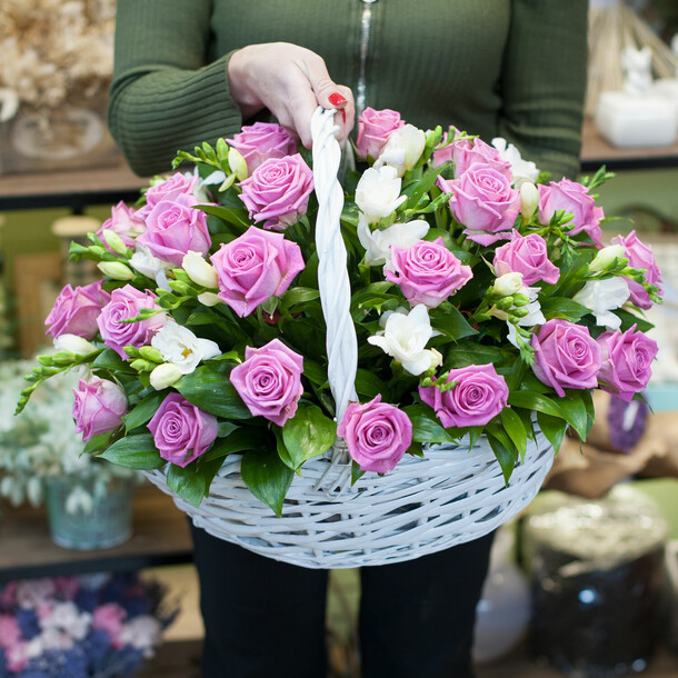 Корзина с розами "розовый опал", артикул F1083506 - 19200 рублей, доставка по городу. Flawery - доставка цветов