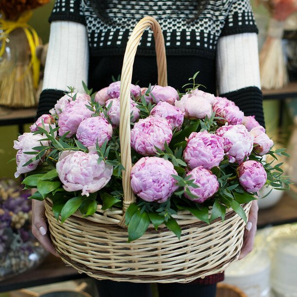 Корзина с цветами "пионовое наслаждение", артикул F108538 - 49000 рублей, доставка по городу. Flawery - доставка цветов