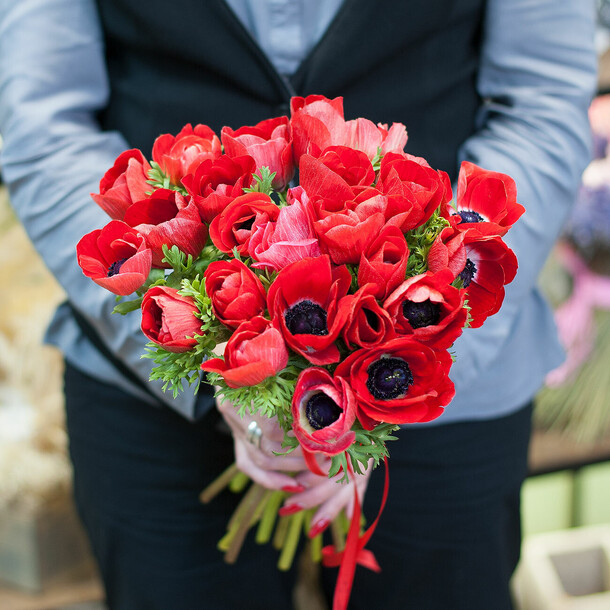 Букет цветов "красные анемоны", артикул F108883 - 13200 рублей, доставка по городу. Flawery - доставка цветов