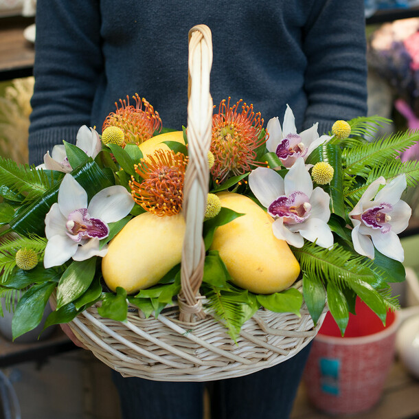 Корзина с цветами и фруктами "сочный манго", артикул F109804 - 14750 рублей, доставка по городу. Flawery - доставка цветов