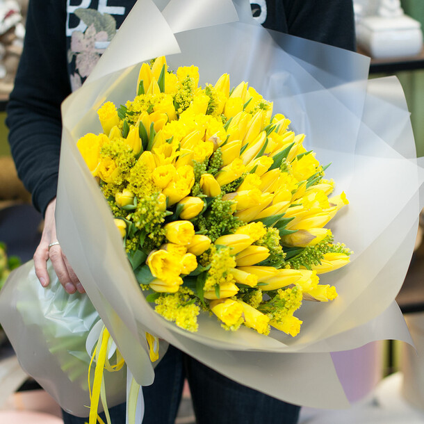 Букет цветов "spring sun", артикул F109805 - 35300 рублей, доставка по городу. Flawery - доставка цветов